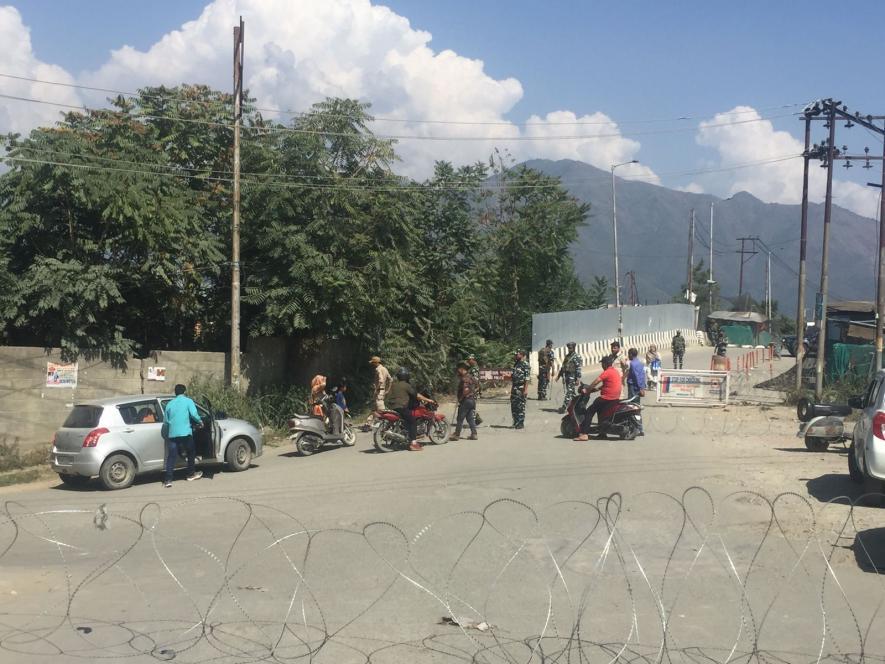 जम्मू-कश्मीर: राज्य में लागू कड़े प्रतिबंधों के बीच जल्दबाज़ी में प्रशासन ने गिलानी का अंतिम संस्कार किया