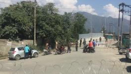 जम्मू-कश्मीर: राज्य में लागू कड़े प्रतिबंधों के बीच जल्दबाज़ी में प्रशासन ने गिलानी का अंतिम संस्कार किया
