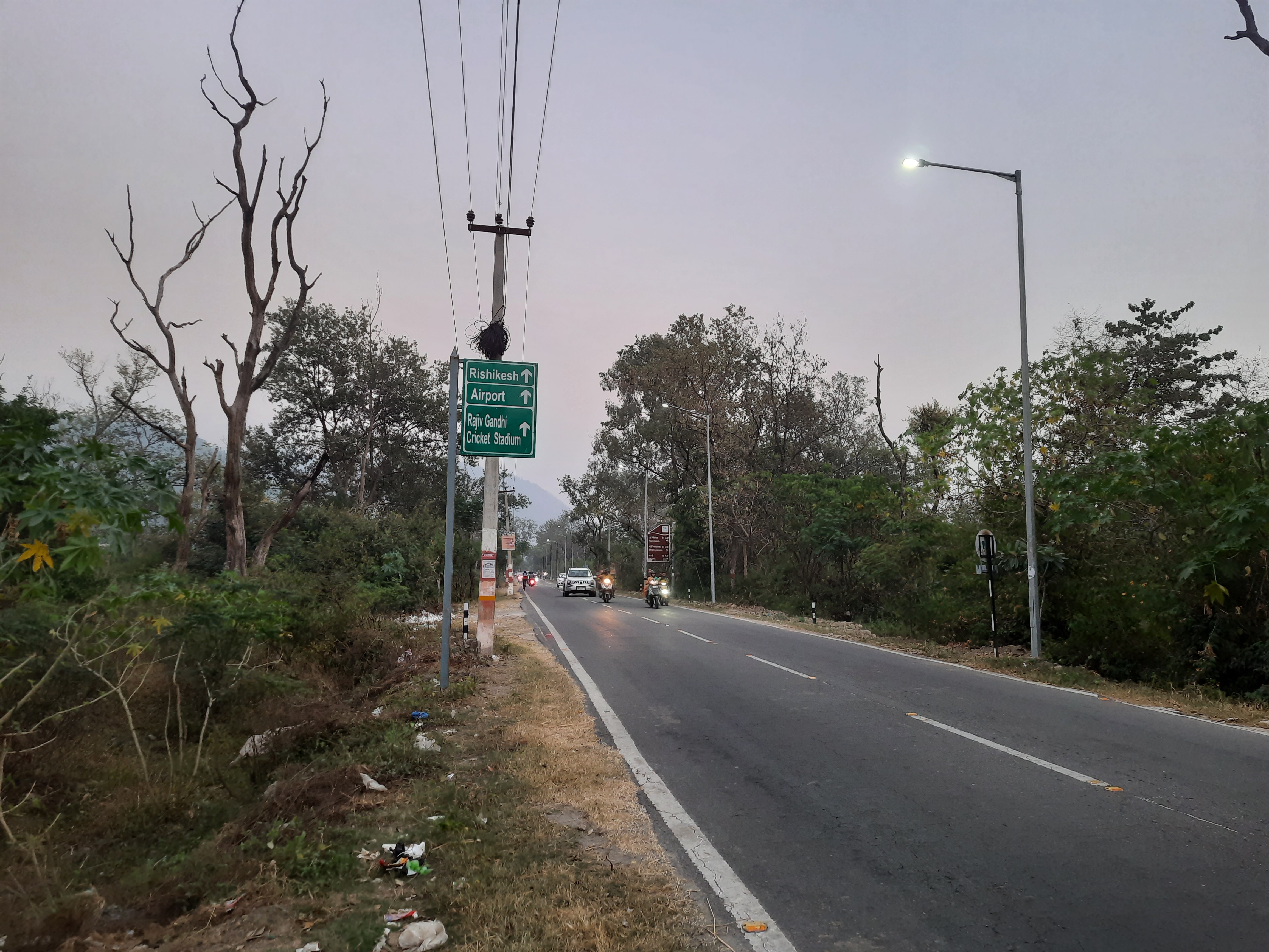 थानो क्षेत्र के पास जौलीग्रांट को जाती सड़क.jpg