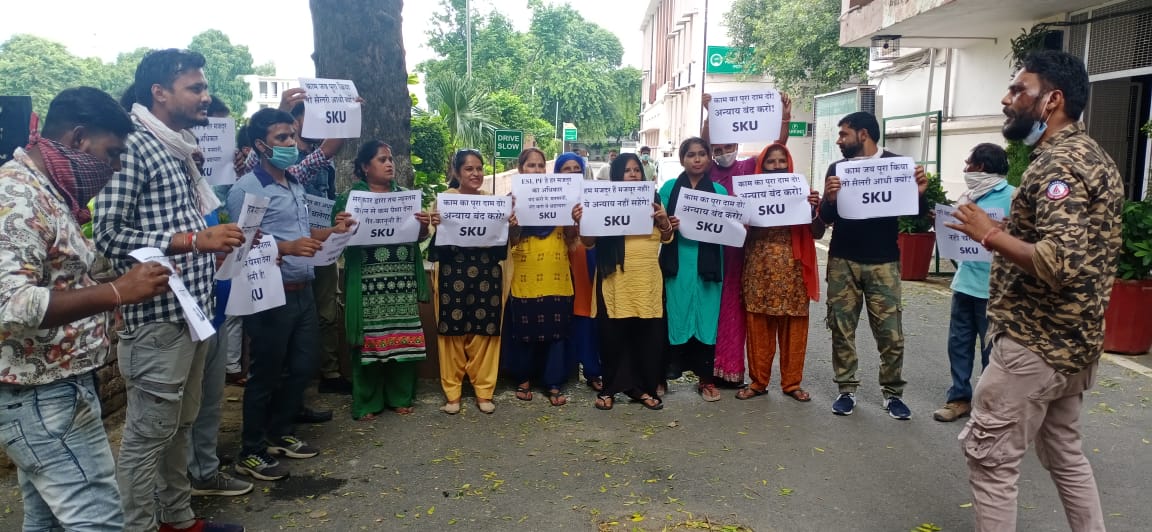 इंदिरा गांधी दिल्ली टेक्निकल यूनिवर्सिटी फॉर वीमेन में सफ़ाई कर्मचारियों का आंदोलन जारी