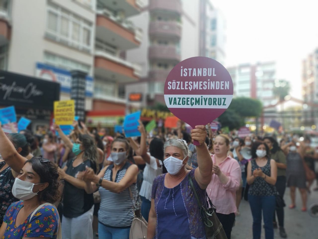 महिलाओं के ख़िलाफ़ हिंसा के विरोध में हज़ारों ने मार्च किया