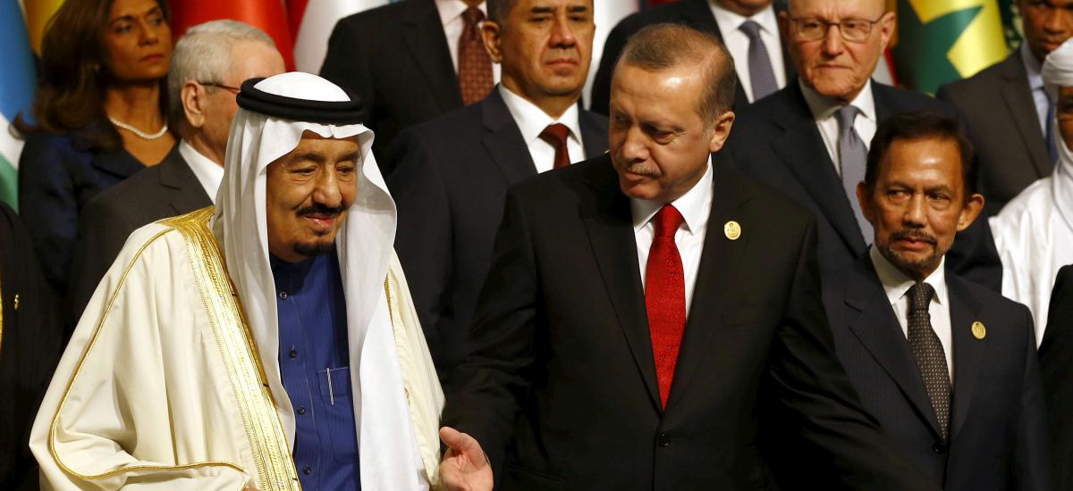 रिश्तों को फिर से क़ायम करने पर चर्चा करने को लेकर सऊदी अरब के किंग सलमान (बायें) ने तुर्की के राष्ट्रपति रेसेप एर्दोआन (आर) को 20 नवंबर, 2020 को बुलाया।