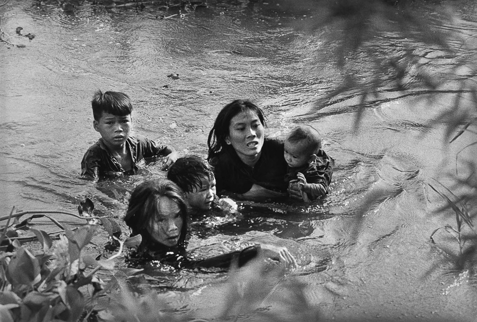 क्योइची सवदा (जापान), अमेरिकी बमबारी से बचने के लिए वियतनाम में एक माँ और उसके बच्चे एक नदी में उतर गए, 1965। 