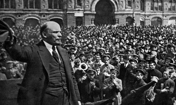 रूसी क्रांति के नेता लेनिन क्रांतिकारी जनता के बीच। फोटो साभार: दि गार्जियन