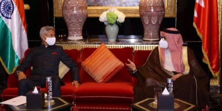बहरीन के विदेश मंत्री अब्दुल्लातिफ बिन राशिद अल ज़यानी (दायें) 24 नवंबर, 2020 को मनामा में विदेश मंत्री एस. जयशंकर का स्वागत करते हुए। 
