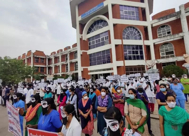 तमिलनाडु : मेडिकल छात्रों का प्रदर्शन 50 दिन के पार; प्रशासन ने विश्वविद्यालय बंद कर छात्रों का खाना-पानी रोका