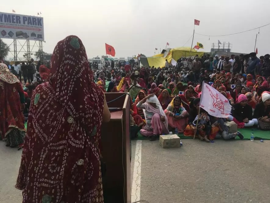 गणतंत्र दिवस की ट्रैक्टर परेड पर टिकी नज़रें, राजस्थान-हरियाणा सीमा पर महिलाओं ने किया प्रदर्शन का नेतृत्व