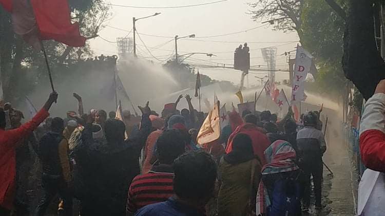 रोज़गार की मांग को लेकर वाम मोर्चा कार्यकर्ताओं की कोलकाता में मार्च के दौरान पुलिस का बर्बर बल प्रयोग