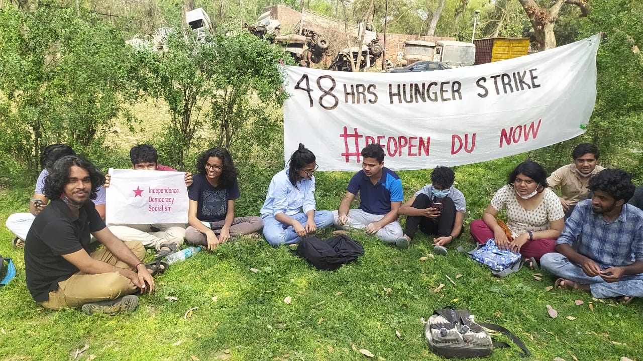डीयू खोलने की मांग को लेकर छात्रों की 48 घंटे की भूख हड़ताल, पुलिस ने हिरासत में लिया