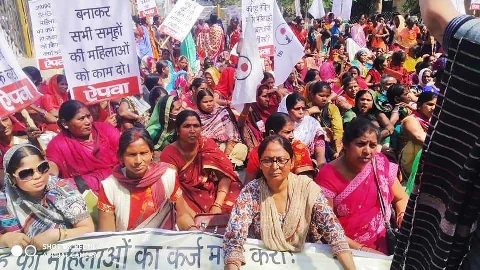 जीविका दीदीयों ने खोला नितीश कुमार सरकार के खिलाफ़ मोर्चा: कर्ज़ माफ़ी करो वरना समूह से वापसी