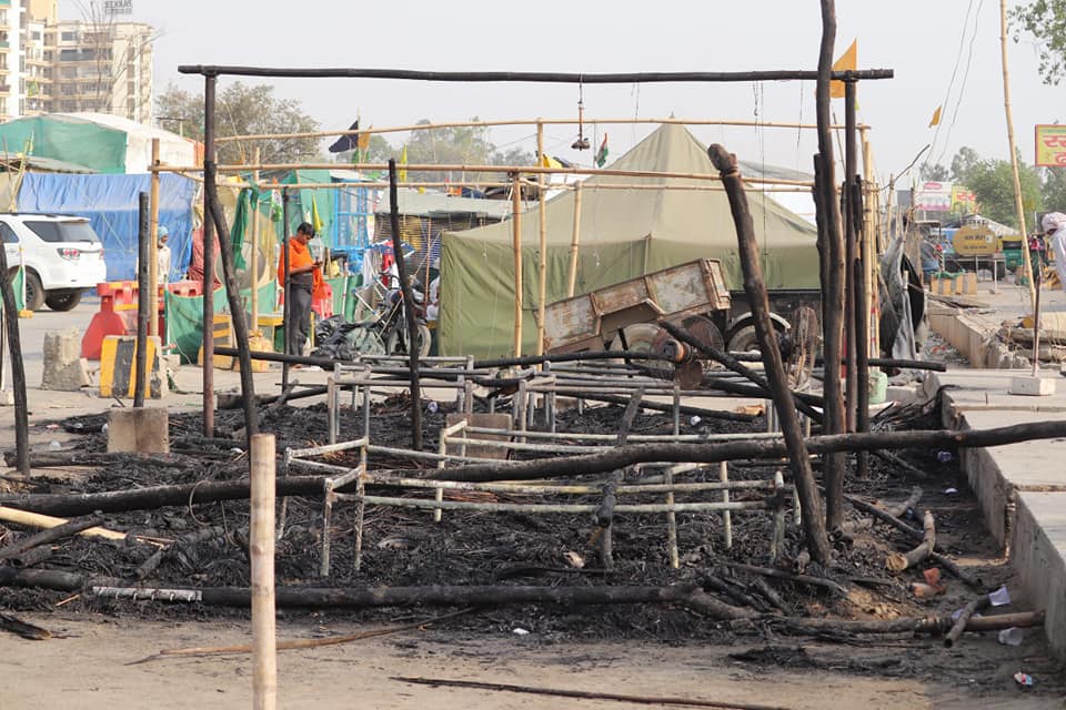  किसान आंदोलन :असामाजिक तत्वों ने सिंघु बॉर्डर पर किसानों के टेंट में लगाई आग 