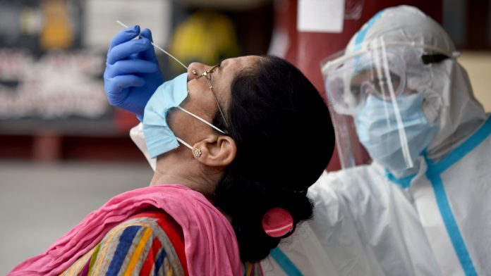 संकट: दिल्ली में लगातार बढ़ते संक्रमण के बीच कम हुई कोरोना जांच की रफ़्तार  | न्यूज़क्लिक
