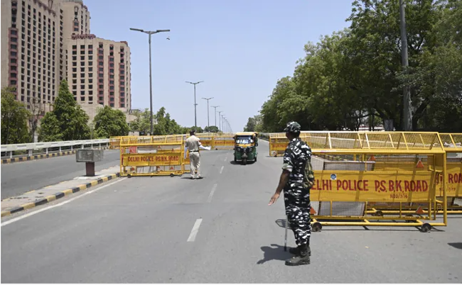 कोविड-19: दिल्ली में एक सप्ताह का कर्फ़्यू, राजस्थान में 3 मई तक कड़ी पाबंदियां