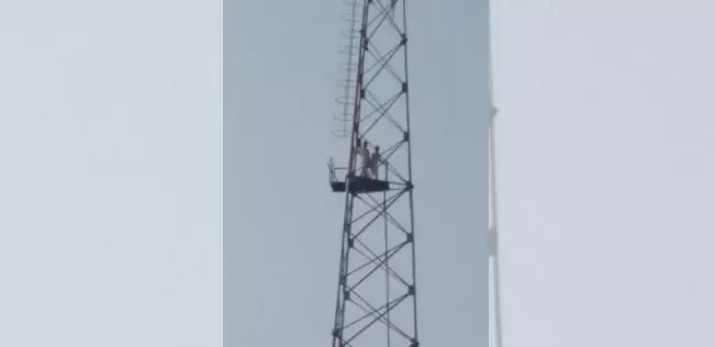 पठानकोट: भूमि अधिग्रहण के तरीके की मुखालफ़त में वृद्ध फोन टावर पर चढ़े