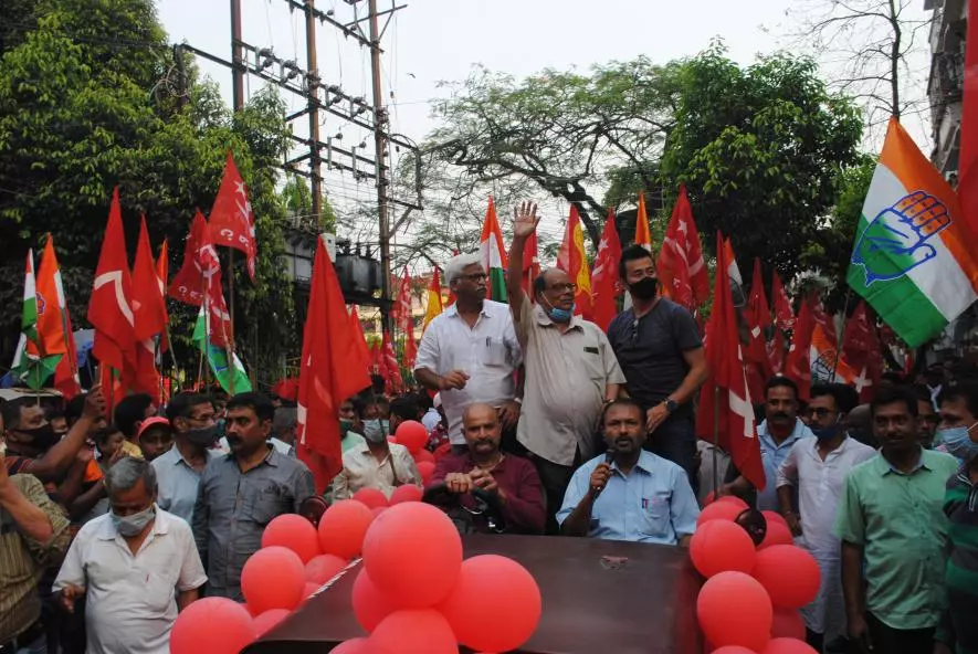 बंगाल चुनाव: सिलीगुड़ी में सीपीआई(एम) नेता अशोक भट्टाचार्य के समर्थन में उमड़ा नौजवानों का सैलाब