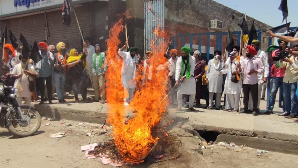 देशभर में 'काला दिवस' को मिला व्यापक समर्थन, मोदी सरकार के पुतले जलाए गए