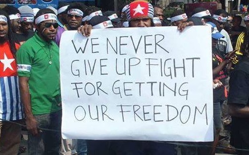 राजनीतिक क़ैदियों की रिहाई और हिंसा को समाप्त करने की मांग करते हुए पश्चिमी पापुआ में विरोध प्रदर्शन