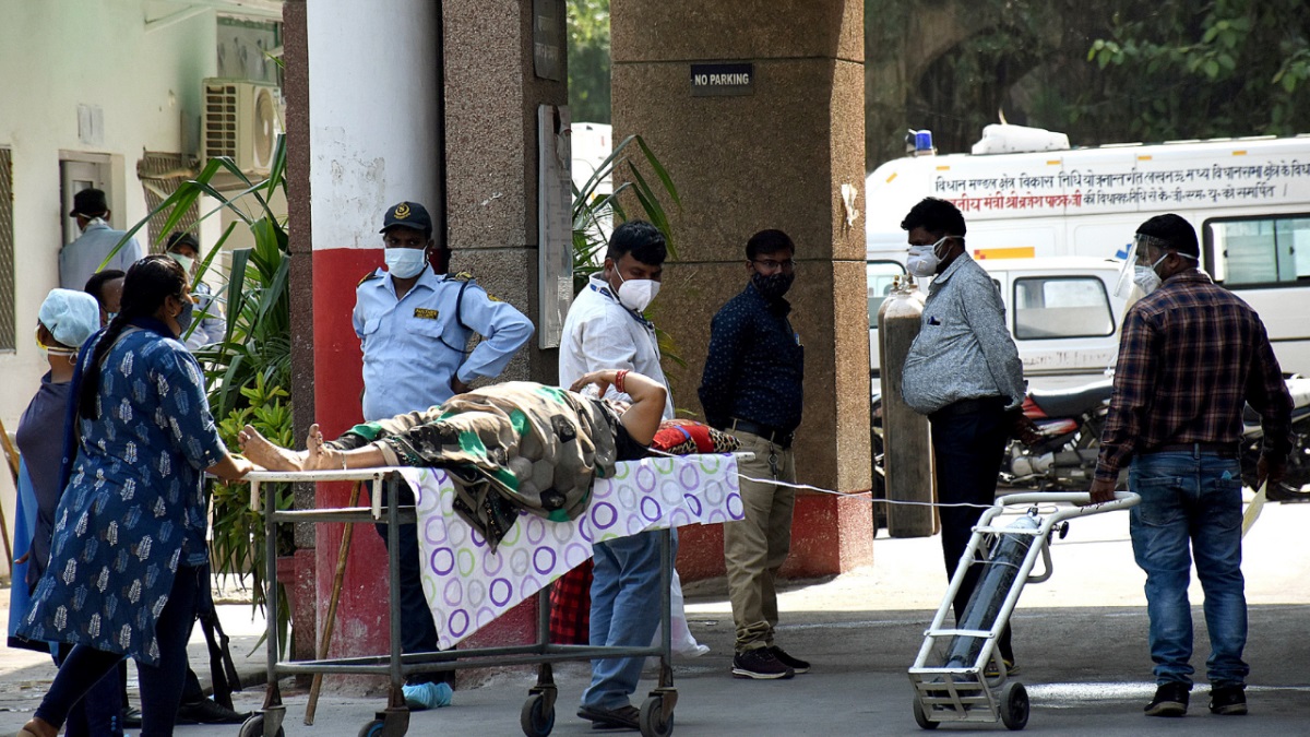 कोरोना संकट के बीच अदालतों के सख्त रवैए के बाद भी सरकारों की मनमानी?