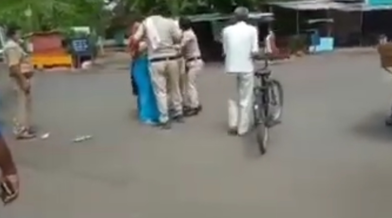 मध्य प्रदेश : मास्क नहीं पहनने पर पुलिस ने सड़क पर की महिला की पिटाई