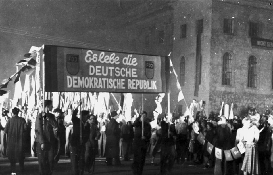 अक्टूबर‌ ‌‌1949‌‌ ‌में‌ ‌सोवियत‌ ‌ऑक्युपेशन‌ ‌ज़ोन‌ ‌के‌ ‌अंदर‌ ‌जर्मन‌ ‌डेमोक्रेटिक‌ ‌रिपब्लिक‌ ‌की‌ ‌स्थापना‌ ‌की‌ घोषणा‌ के मौक़े पर ‌फ़्री‌ ‌जर्मन‌ ‌यूथ‌ द्वारा निकाली कई ‌एक‌ ‌विशाल‌ ‌रैली‌। 