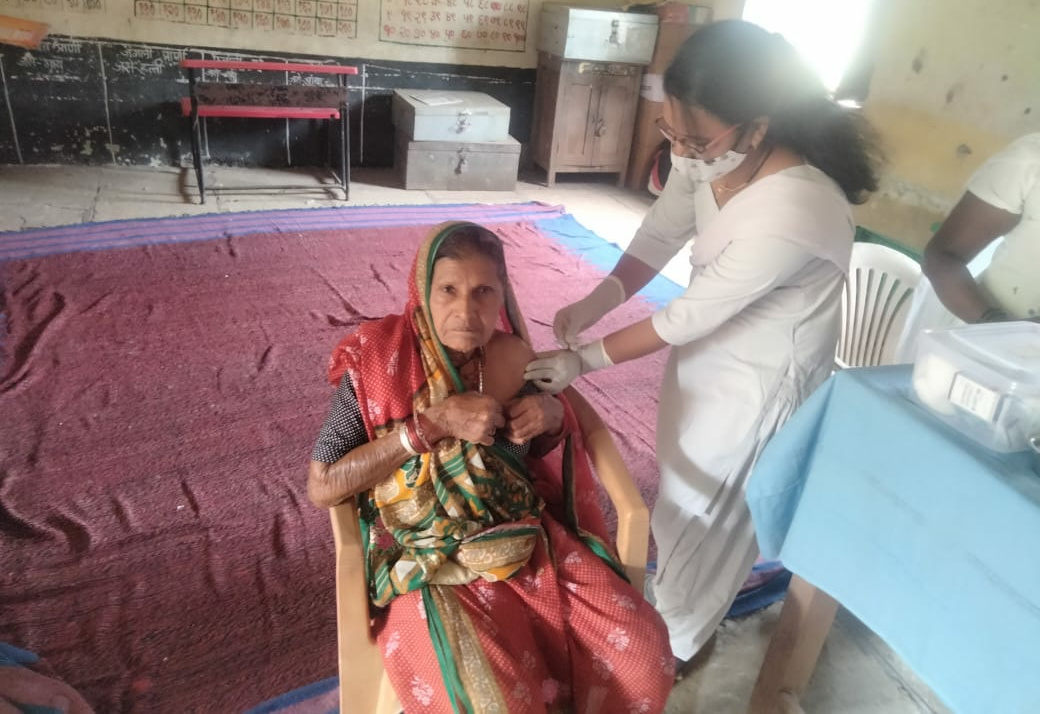 मेलघाट में चिखलदरा तहसील के जामली में पिछले दिनों कोरोना-रोधी टीकाकरण शिविर आयोजित किया गया। (दोनों फोटो : ज्ञानदेव येवले) 