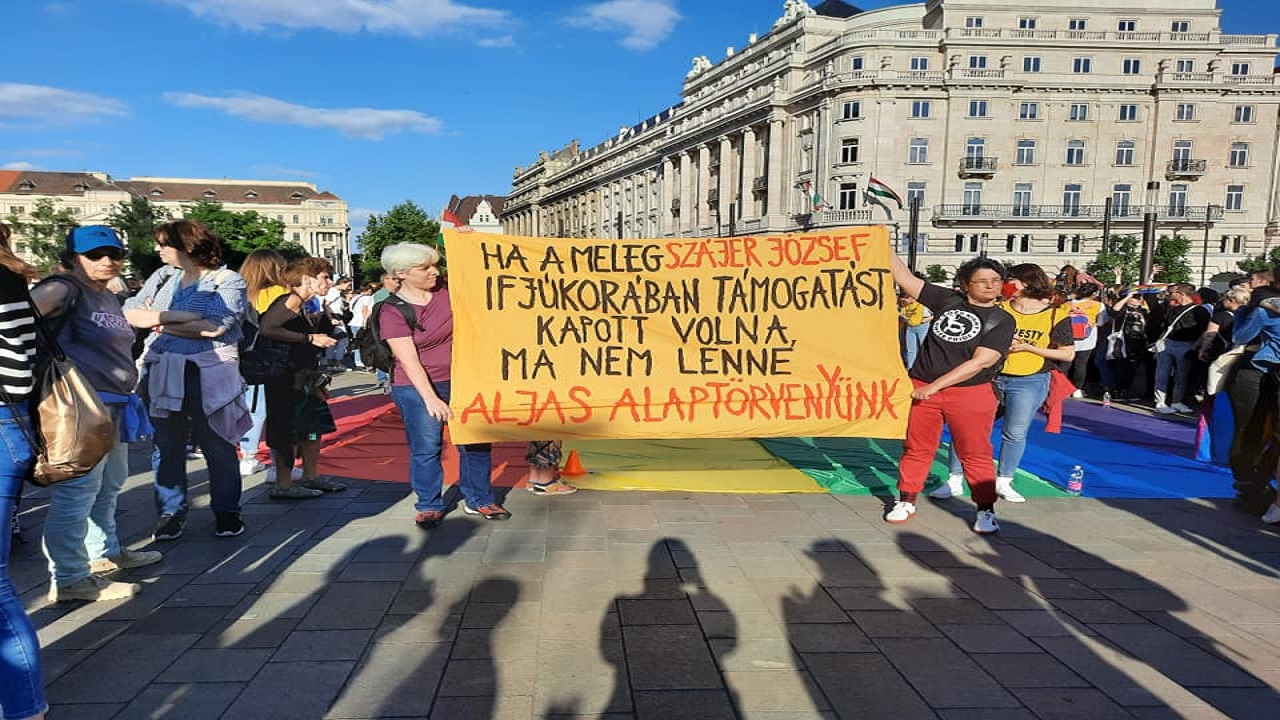 प्रगतिशील वर्गों का हंगरी के समलैंगिकता संबंधी क़ानून पर हमला