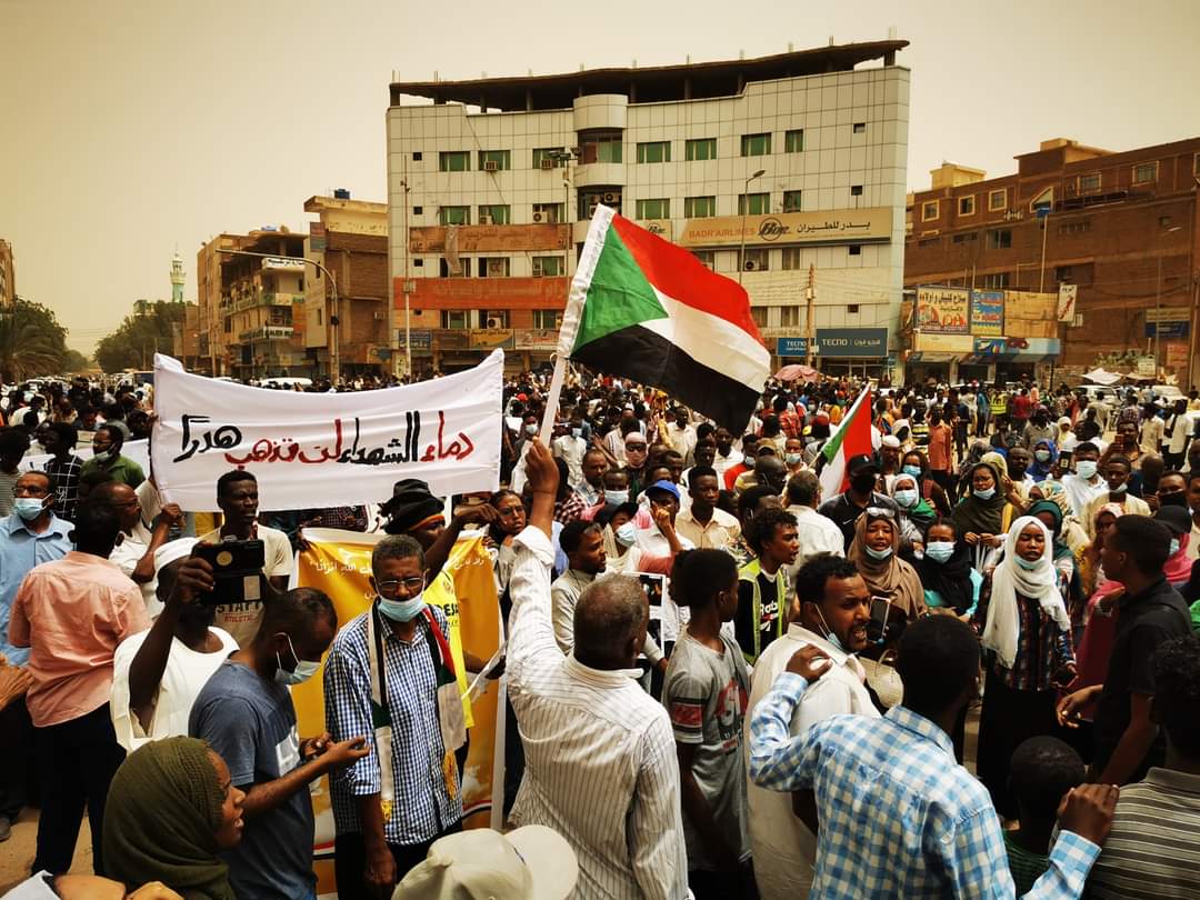 सूडान में प्रदर्शनकारियों ने सैन्य नरसंहार की दूसरी बरसी मनाई, न्याय की मांग की