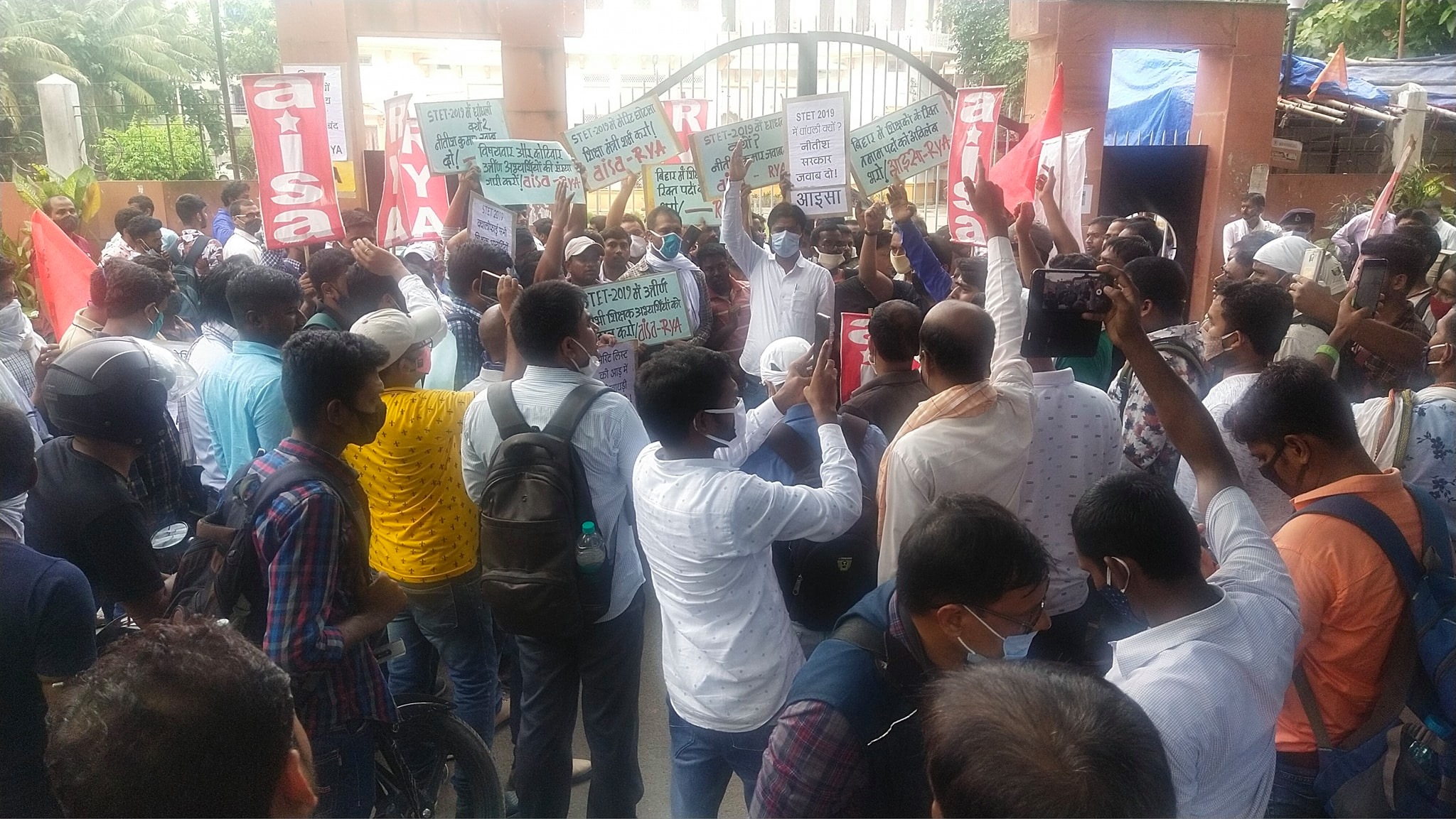बिहार : मेरिट लिस्ट घोटाला के ख़िलाफ़ नौजवानों के विरोध प्रदर्शन के बाद शिक्षा मंत्री ने मानी गलती