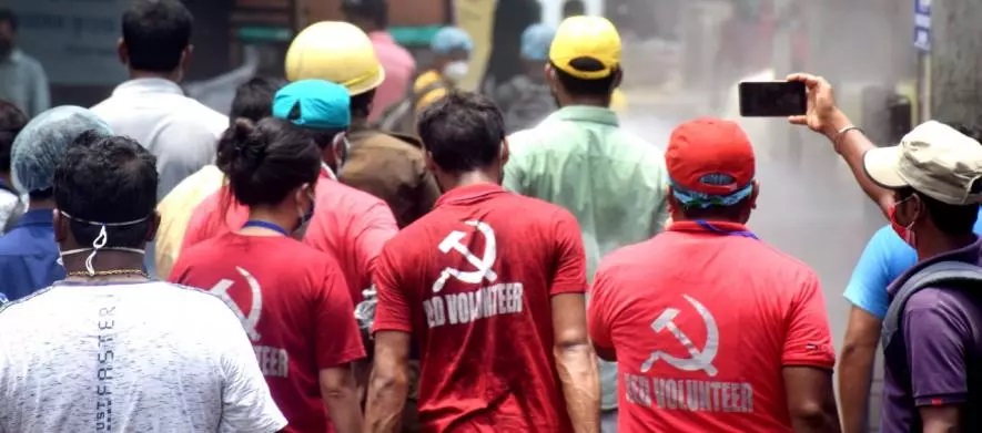 बहरामपुर में सैनिटाइजेशन करते रेड वालंटियर्स। फ़ोटो: साभार: अनिर्बन