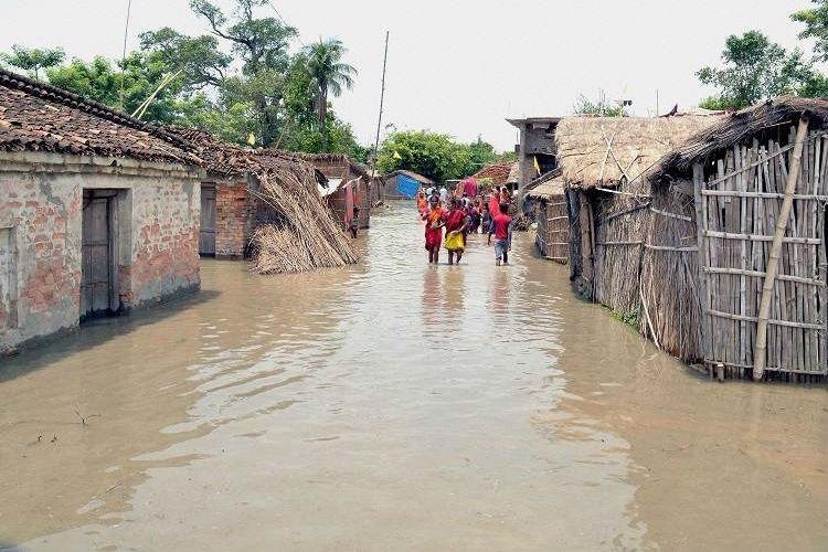 बिहार : न खाद्यान्न और न ईंधन उपलब्ध, छतों और ट्रैक्टर-ट्रॉलियों में ज़िंदा रहने का संघर्ष करते बाढ़ पीड़ित