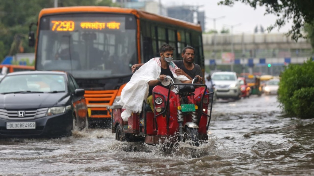 एक दिन बारिश में दिल्ली दिखी बेहाल