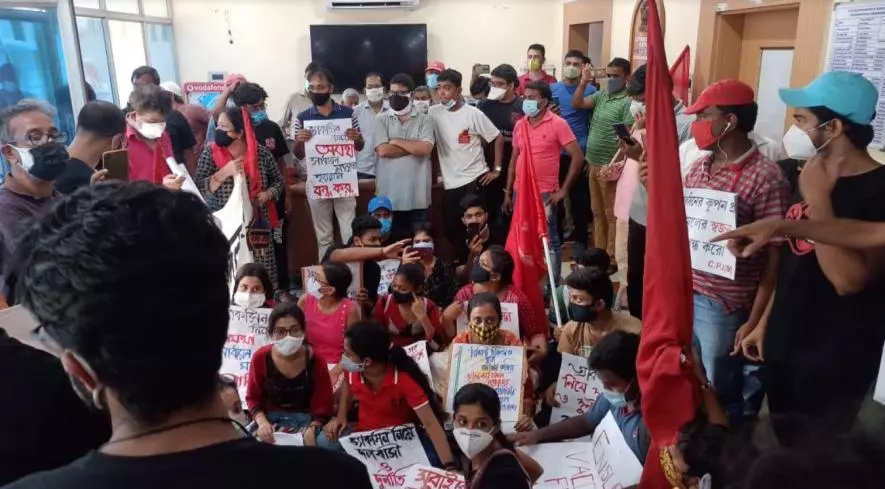 कोविड-19: क़स्बा वैक्सीन घोटाले के ख़िलाफ़ वाम मोर्चा का पश्चिम बंगाल भर में विरोध प्रदर्शन