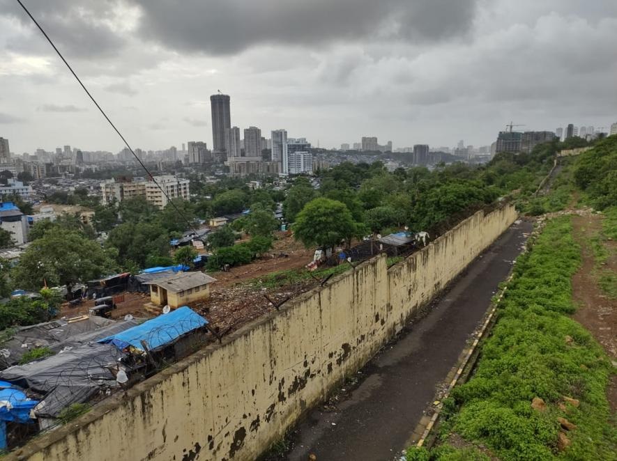 मुंबई के अंबेडकरनगर के निवासियों का विलाप: 'कोरोना से पहले तो हमें बारिश ही मार डालेगी'  