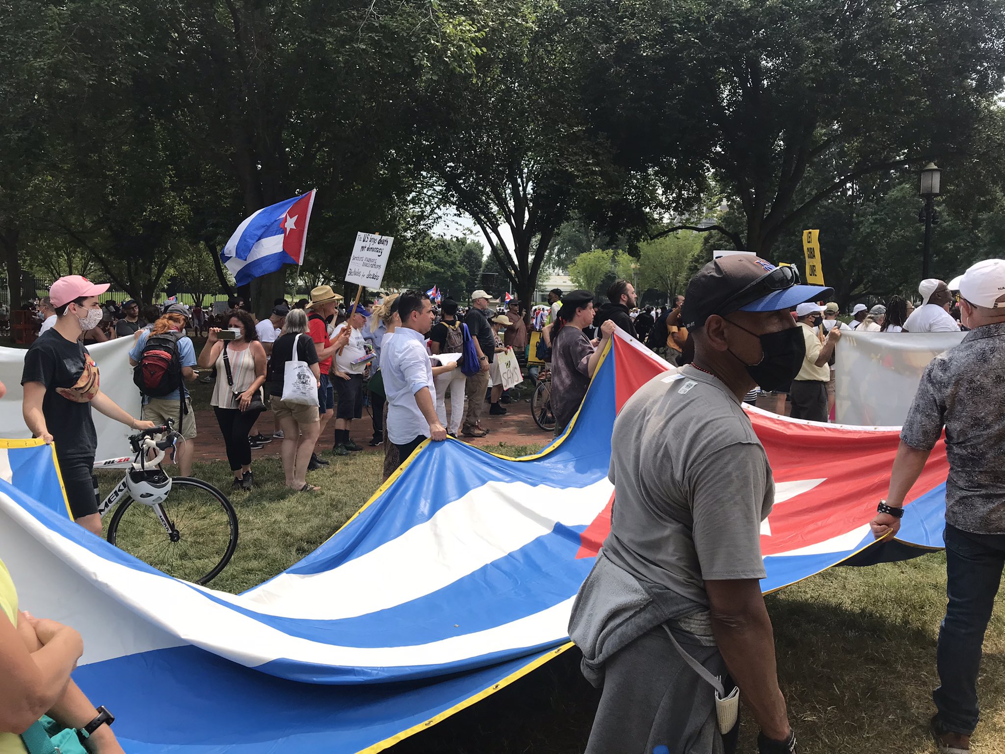 क्यूबा पर प्रतिबंधों के ख़िलाफ़ अमेरिका में "अनब्लॉक क्यूबा" प्रोटेस्ट