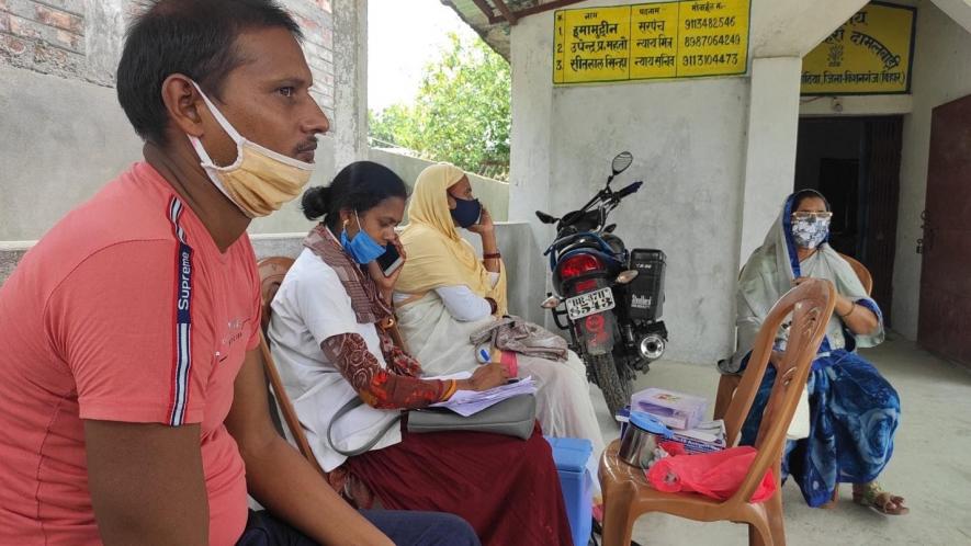 बिहार: कोविड-19 के ख़िलाफ़ लड़ाई में आड़े आते लोगों का डर और वैक्सीन का अभाव