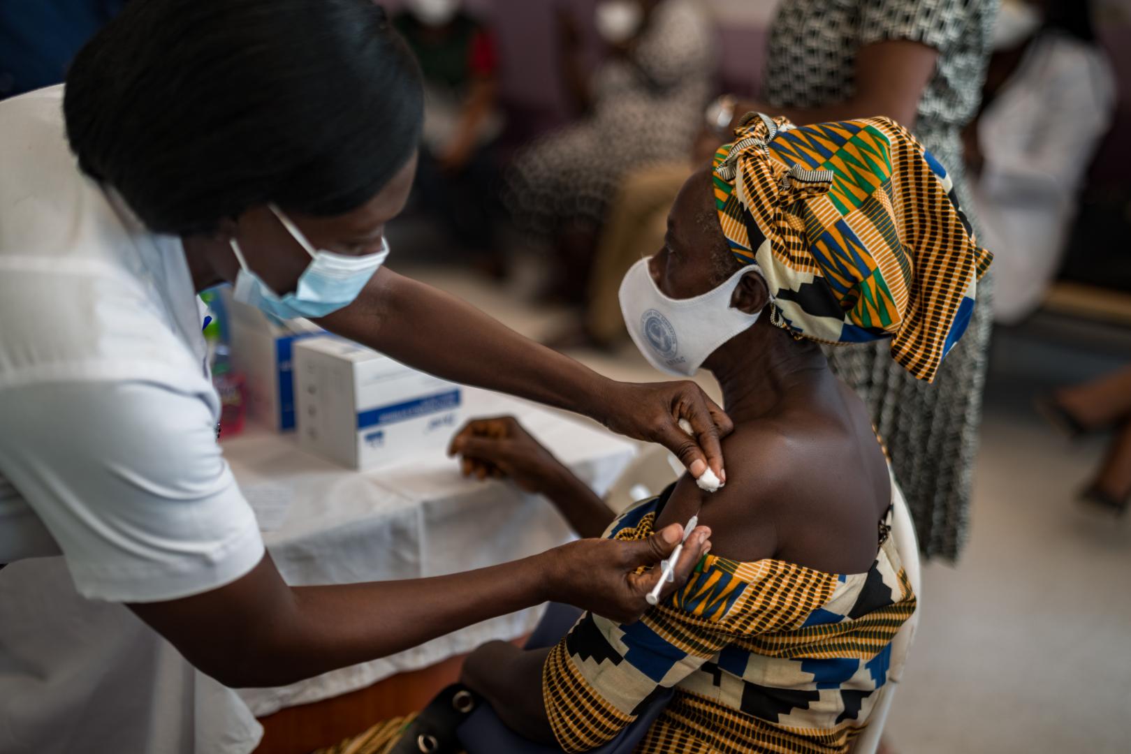 अफ़्रीकाः कोविड-19 मामलों के 7.1 मिलियन पार करने के बावजूद 2% से भी कम टीकाकरण