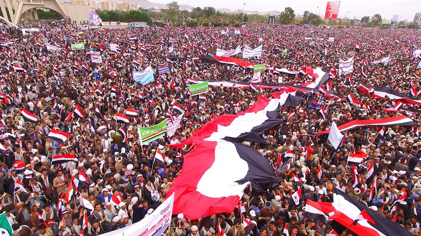 यमन के लोगों ने सऊदी के नेतृत्व वाले सैन्य गठबंधन के ख़िलाफ़ विरोध प्रदर्शन किया, युद्ध के लिए अमेरिका को दोषी ठहराया