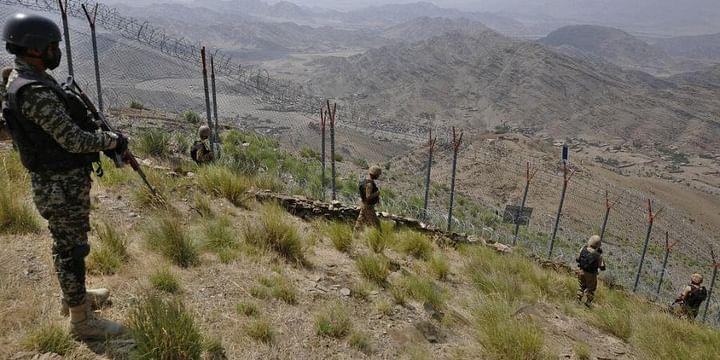 डूरंड लाइन पर फेंसिंग का काम लगभग पूरा हो गया है। अफ़ग़ानिस्तान के साथ खैबर सीमा में तैनात पाकिस्तानी सैनिक 