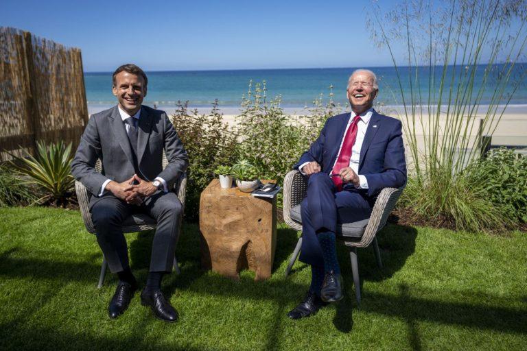 French President Emmanuel Macron (L) and US President Joe Biden