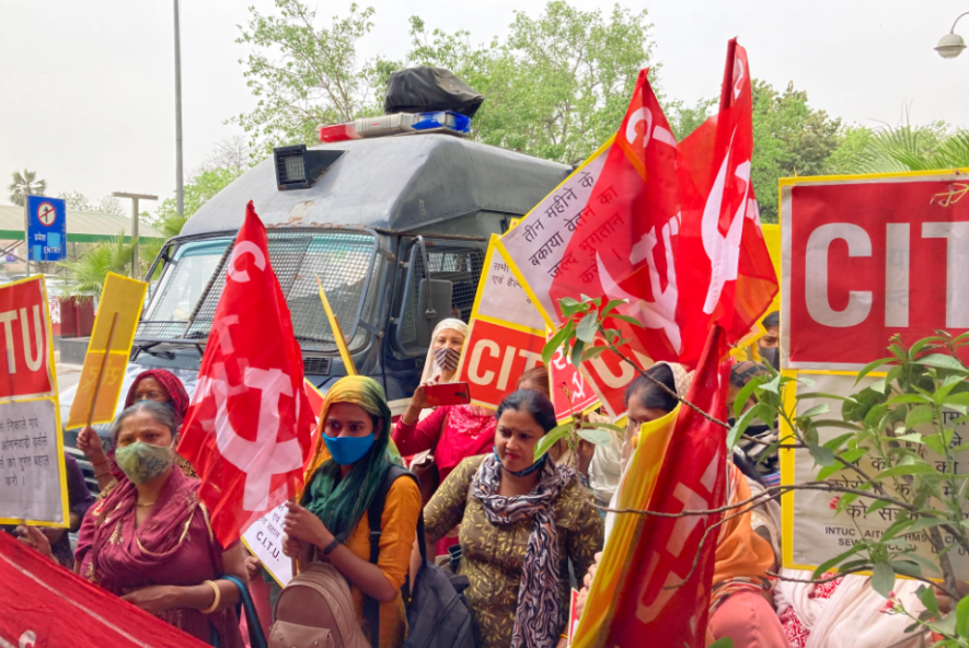दिल्ली: बर्ख़ास्त किए गए आंगनवाड़ी कर्मियों की बहाली के लिए सीटू की यूनियन ने किया प्रदर्शन