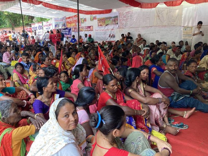 मनरेगा श्रमिकों के धरने का दूसरा दिन: बजट आवंटन बढ़ाने के साथ मज़दूरी और कार्य दिवस बढ़ाने की मांग 