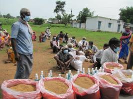 राशन वितरण के दौरान वृद्ध, विधवा, विकलांग और अभावग्रस्त व्यक्तियों को प्राथमिकता दी गई। फोटो: नरेश बिस्वास