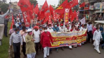 पश्चिम बंगाल : पेट्रोल की कीमतों में बढ़ोत्तरी के ख़िलाफ़ रैलियां, पेट्रोल पंप पर क्रिकेट मैच आयोजित