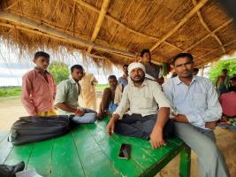 आज भी दर्द से भरे हैं उभ्भा गांव के आदिवासी। नरसंहार कांड की दूसरी बरसी से पहले एक जगह जमा होकर अपना दुख सुना रहे आदिवासी