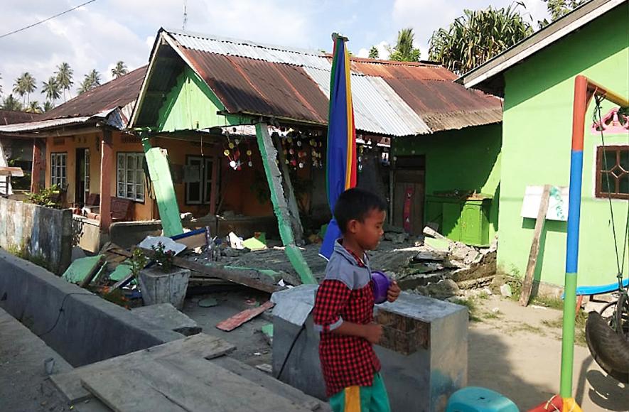 इंडोनेशिया में भूकंप और सुनामी से तबाही