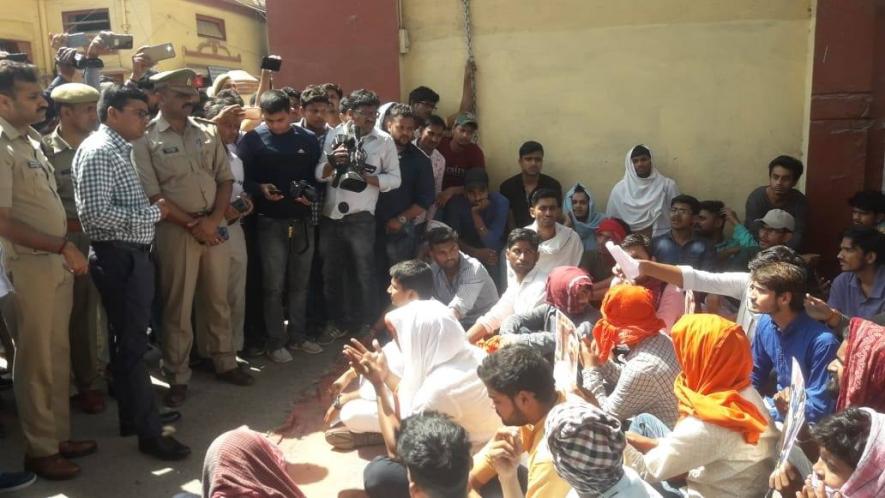 गौरव हत्याकांड के विरोध में बीएचयू में सिंह द्वार पर छात्रों का धरना।