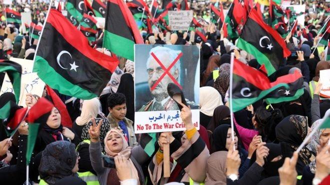 जनरल खलीफा हफ्तार की कार्रवाई के खिलाफ लीबिया की राजधानी त्रिपोली में प्रदर्शन