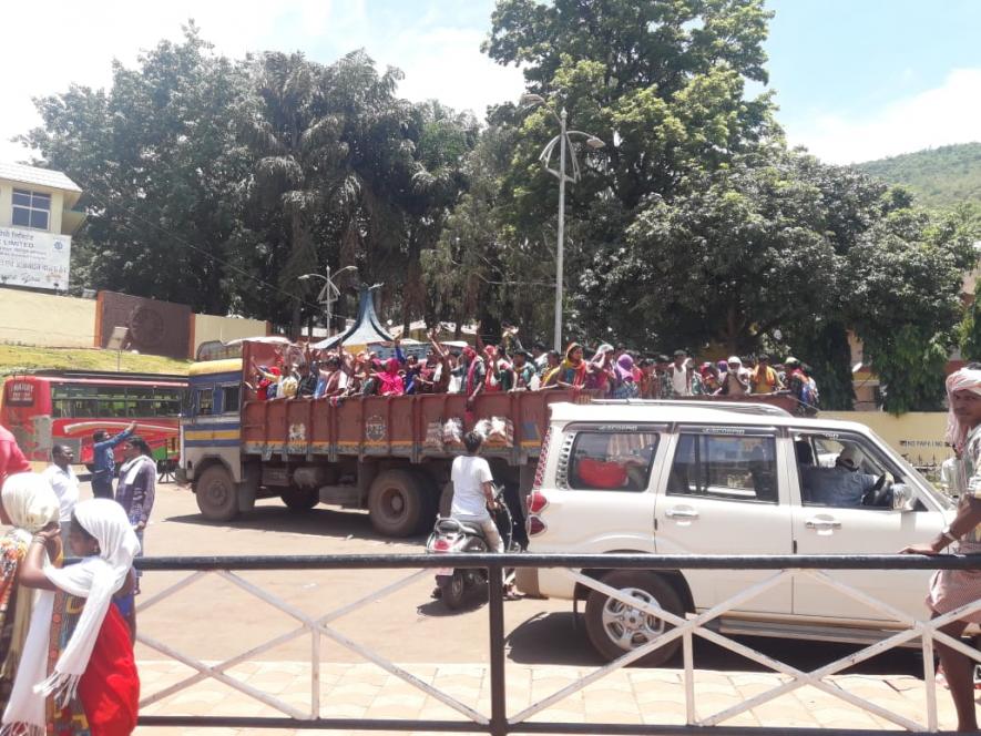 अपने घरों को लौटते आंदोलनकारी आदिवासी।