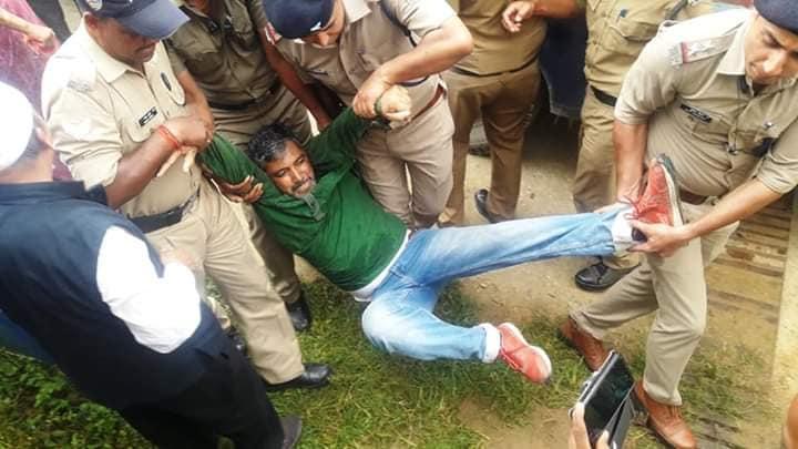 आंदोलन के दौरान पुलिस कार्रवाई का शिकार हुए भाकपा-माले नेता इंद्रेश मैखुरी।