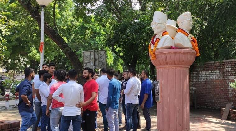 DU savarkar statue